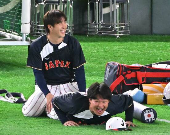 小園海斗（左）とトレーニングする森下翔太