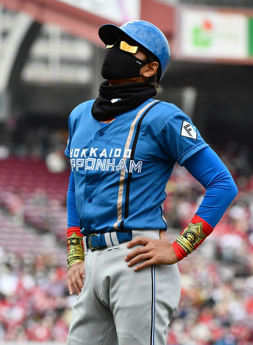 一塁ベンチコーチを務めた日本ハム・新庄監督（東スポWeb）