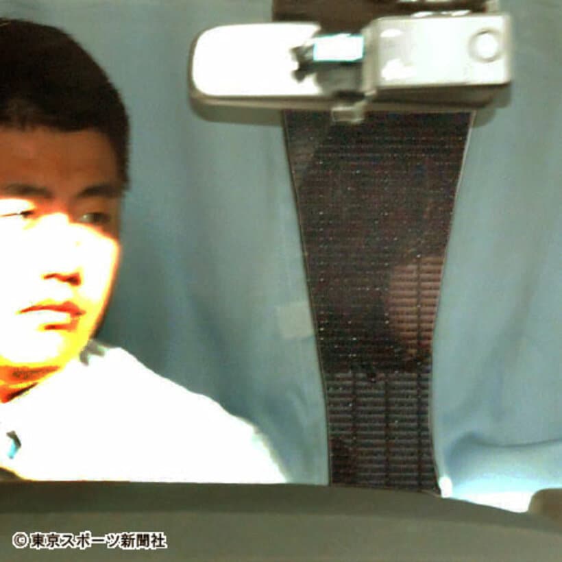 高部容疑者とみられる人物を乗せて原宿署を出る警察車両（５日午前）