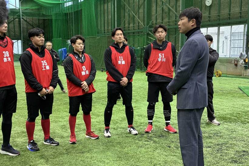 新人合同自主トレを視察した新井貴浩監督