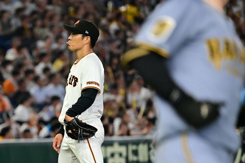 3回、相次いでヒットを打たれ口をとがらせる巨人・則本