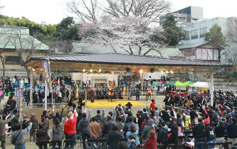  奉納プロレスには多くの観衆が集まる