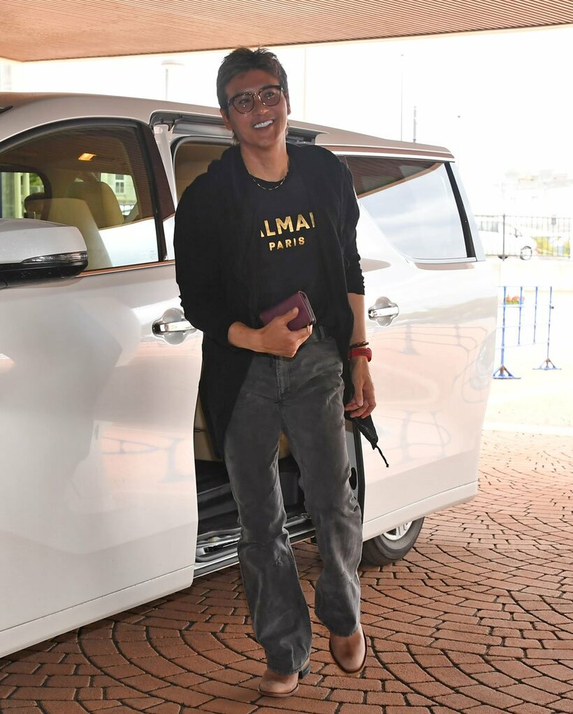  私服で球場入りの新庄監督（東スポWeb）