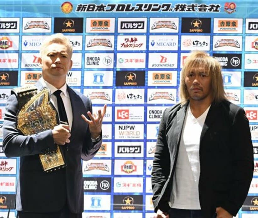  調印式を終えたオカダ・カズチカ（左）と内藤哲也（新日本プロレス提供）