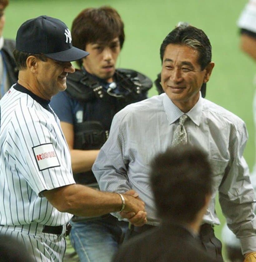 ヤンキース・トーリ監督と握手を交わす星野ＳＤ