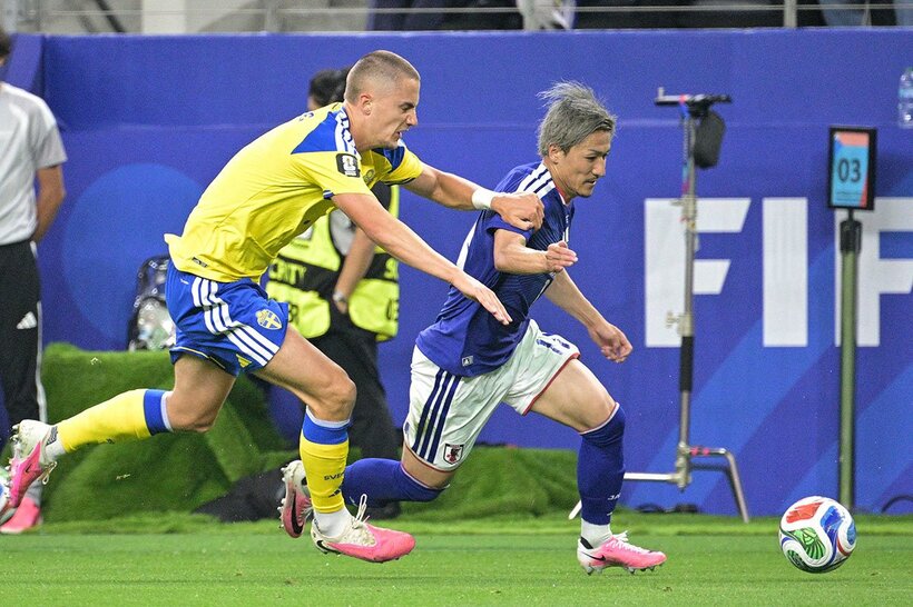スウェーデンの守備陣を相手にスピードで勝負するＦＷ前田大然(右)