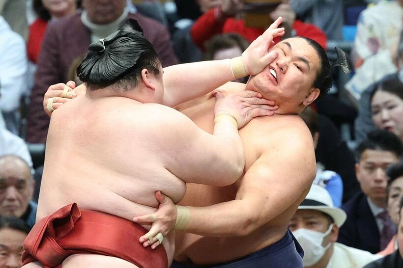 激戦を制した豊昇龍（右）は横綱初Vのチャンスだ