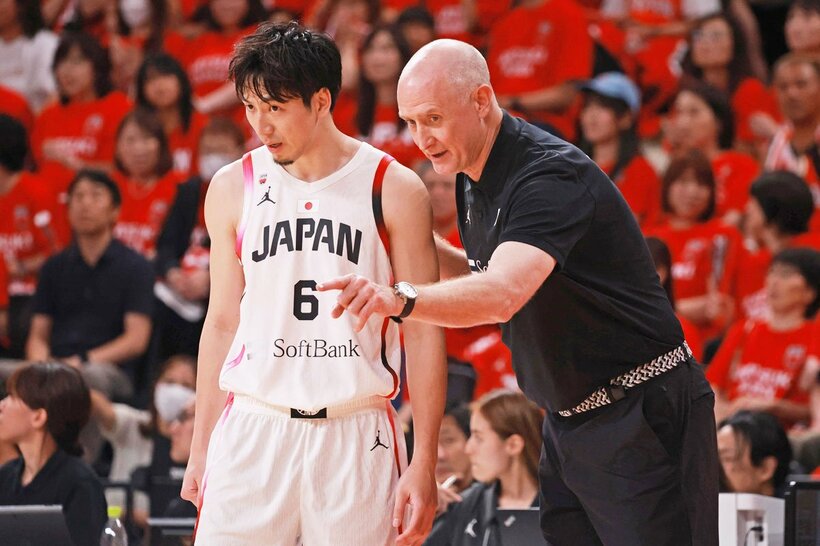 比江島慎(左)に指示を出すホーバス監督