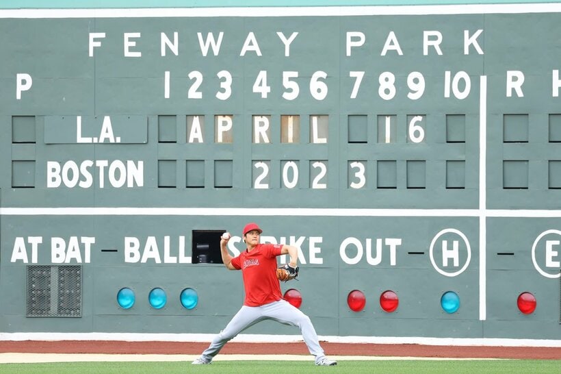 フェンウェイ・パークの左翼でキャッチボールする大谷