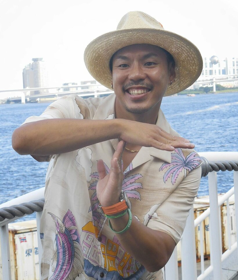 ＴＥＥは頭文字の「Ｔ」ポーズを披露