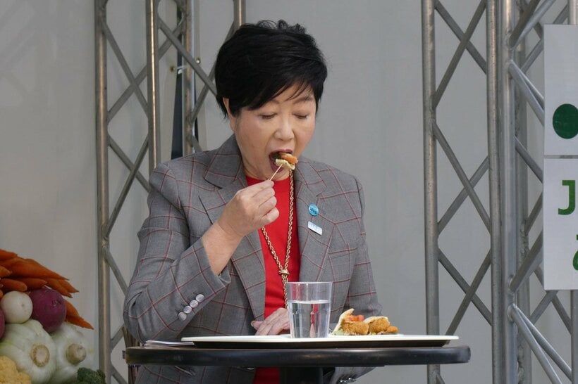 ピタパンサンドを試食する小池百合子都知事