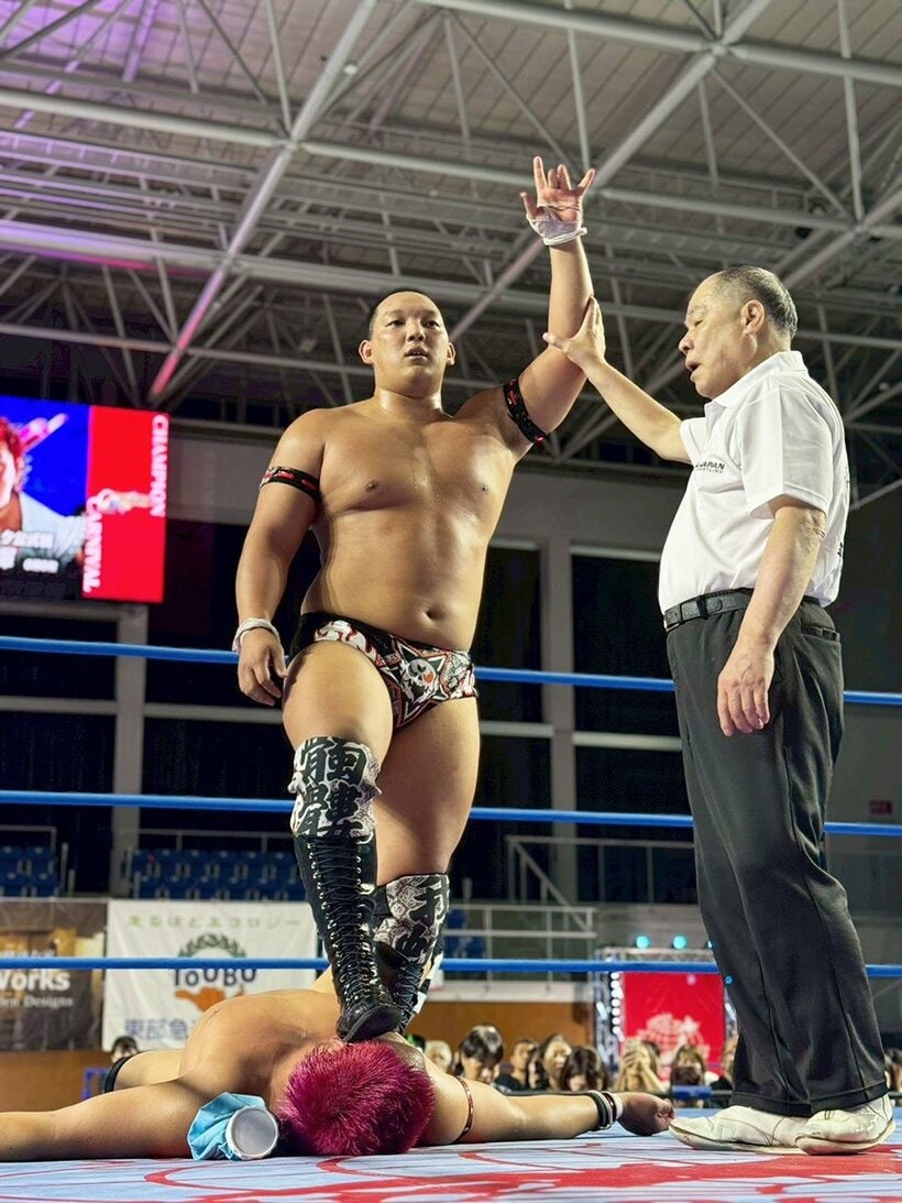 試合後、下した本田竜輝(下)を踏みつける菊田円