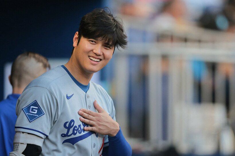 ベンチで笑顔を見せた大谷翔平（ロイター）