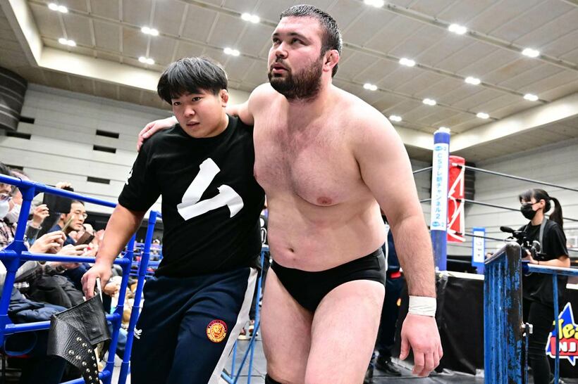 肩を借りて引き上げるウルフアロン