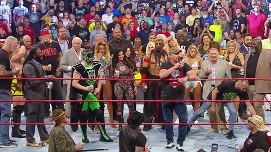  約８０人のレジェンドがリングに集結した。手前はオースチン（C)2019 WWE,inc.All Rights Reserved.
