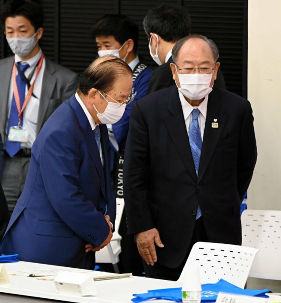  組織委の理事会を前に、言葉を交わす武藤事務総長(左)と御手洗名誉会長