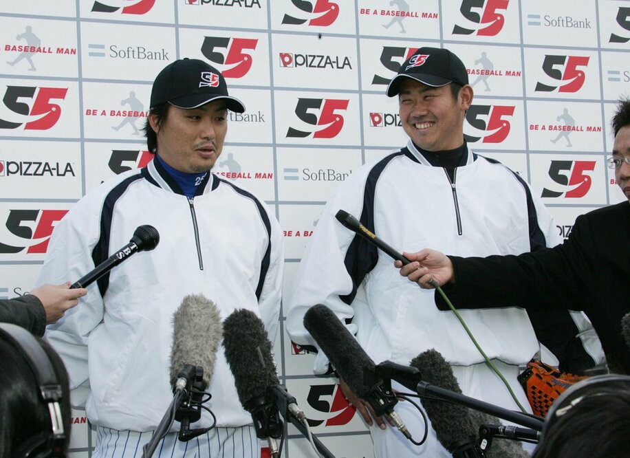  昭和５５年会野球教室で、並んで会見する松坂(右)と村田（２００６年＝東スポWeb）
