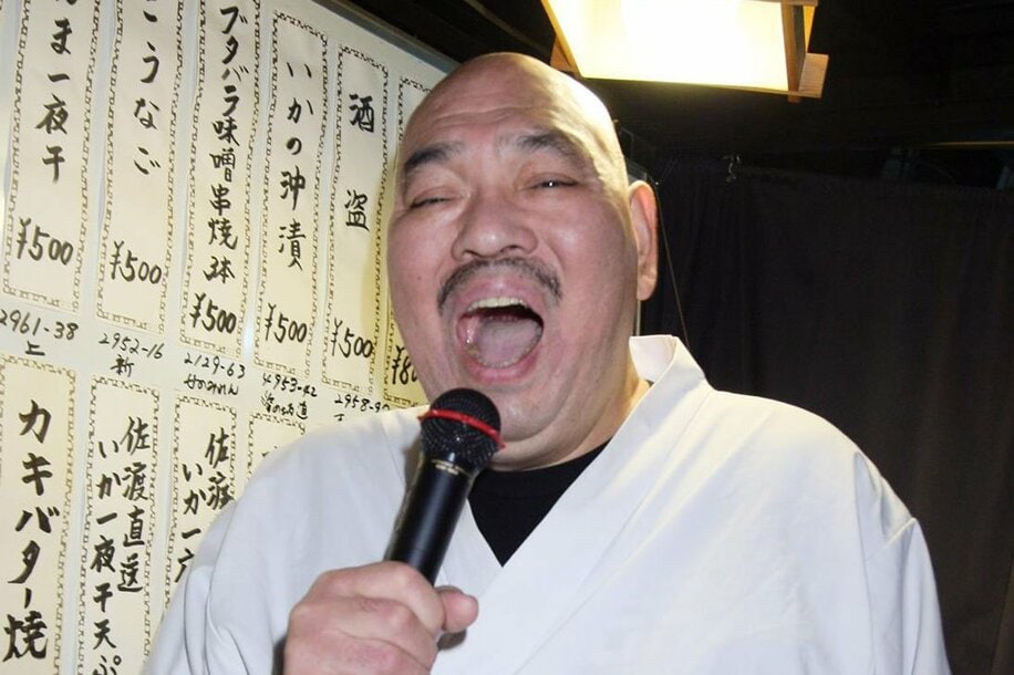 持ち歌を熱唱する小沢さん（２００９年）