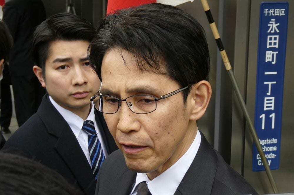 中道改革連合の議員総会後に取材に答える階猛氏