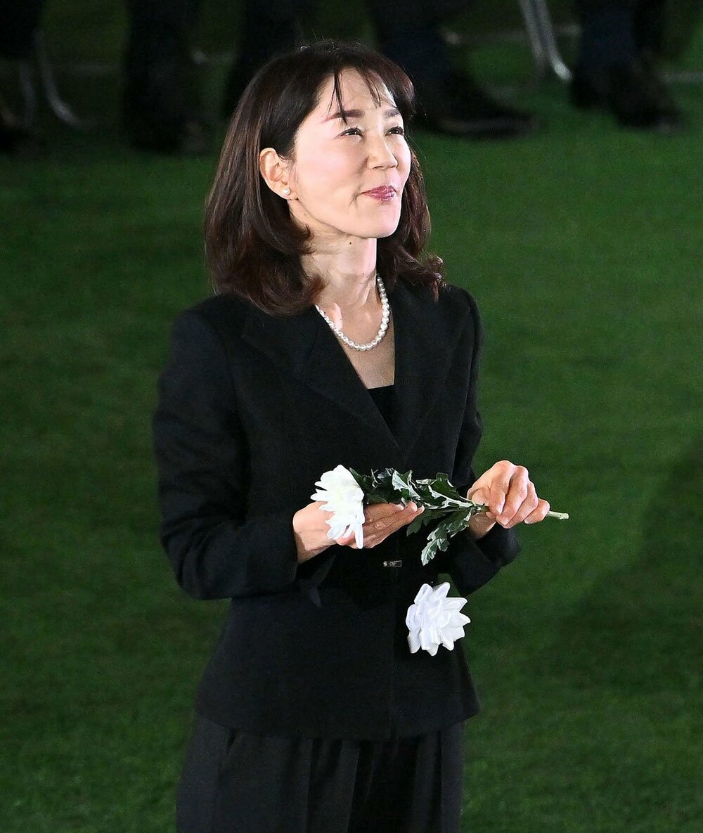 娘の長島三奈さんは長嶋茂雄さんの祭壇に向かって笑顔を見せた