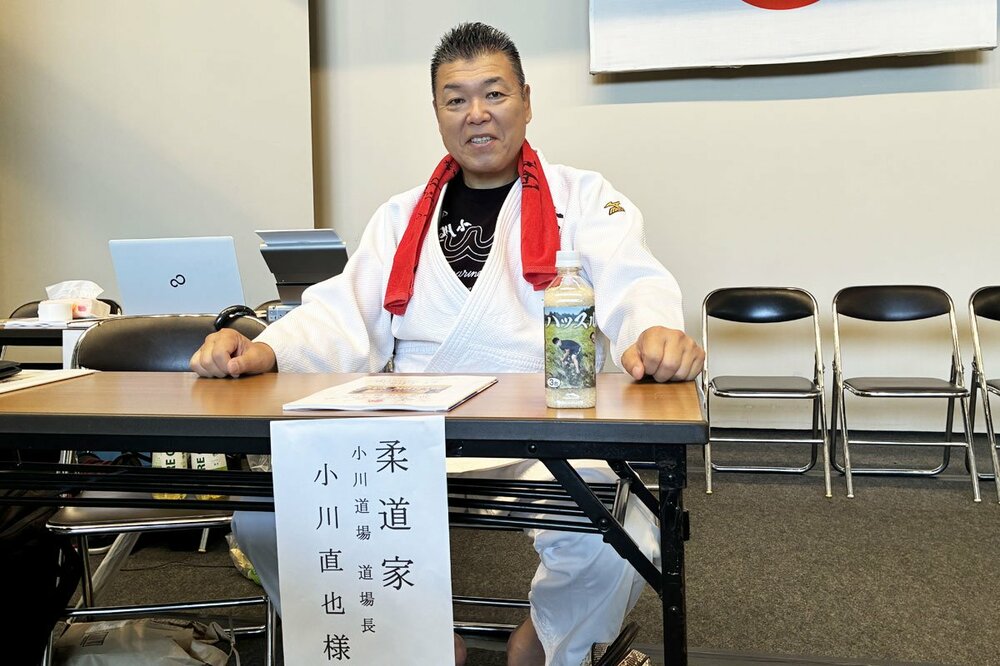 茨城に赴き、柔道着姿で「柔道教室」を見守る小川直也氏