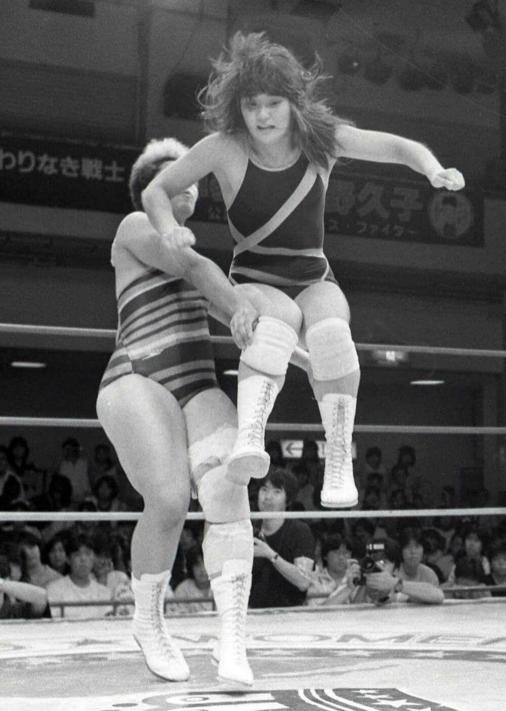 工藤（手前）のヒップアタックはジャガーからのプレゼント（８７年８月）