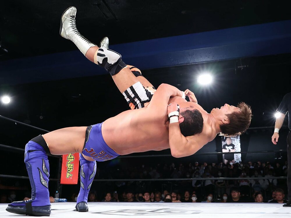 小島聡(上)に完璧なバックドロップホールドを決めた永田裕志
