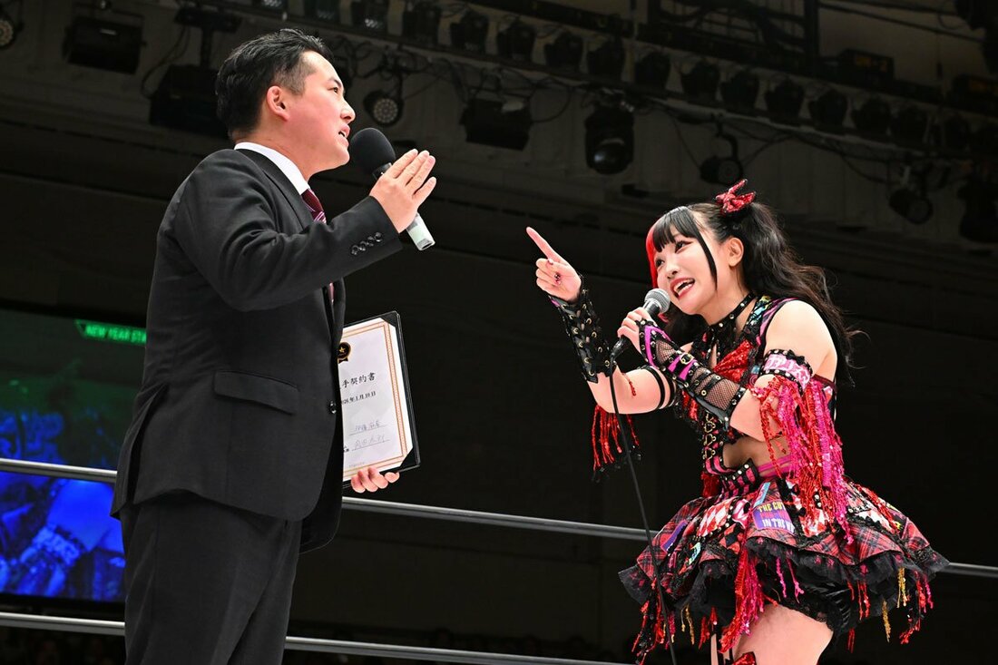 入団早々、岡田社長(左)に「伊藤ちゃん」コールを強要する伊藤麻希