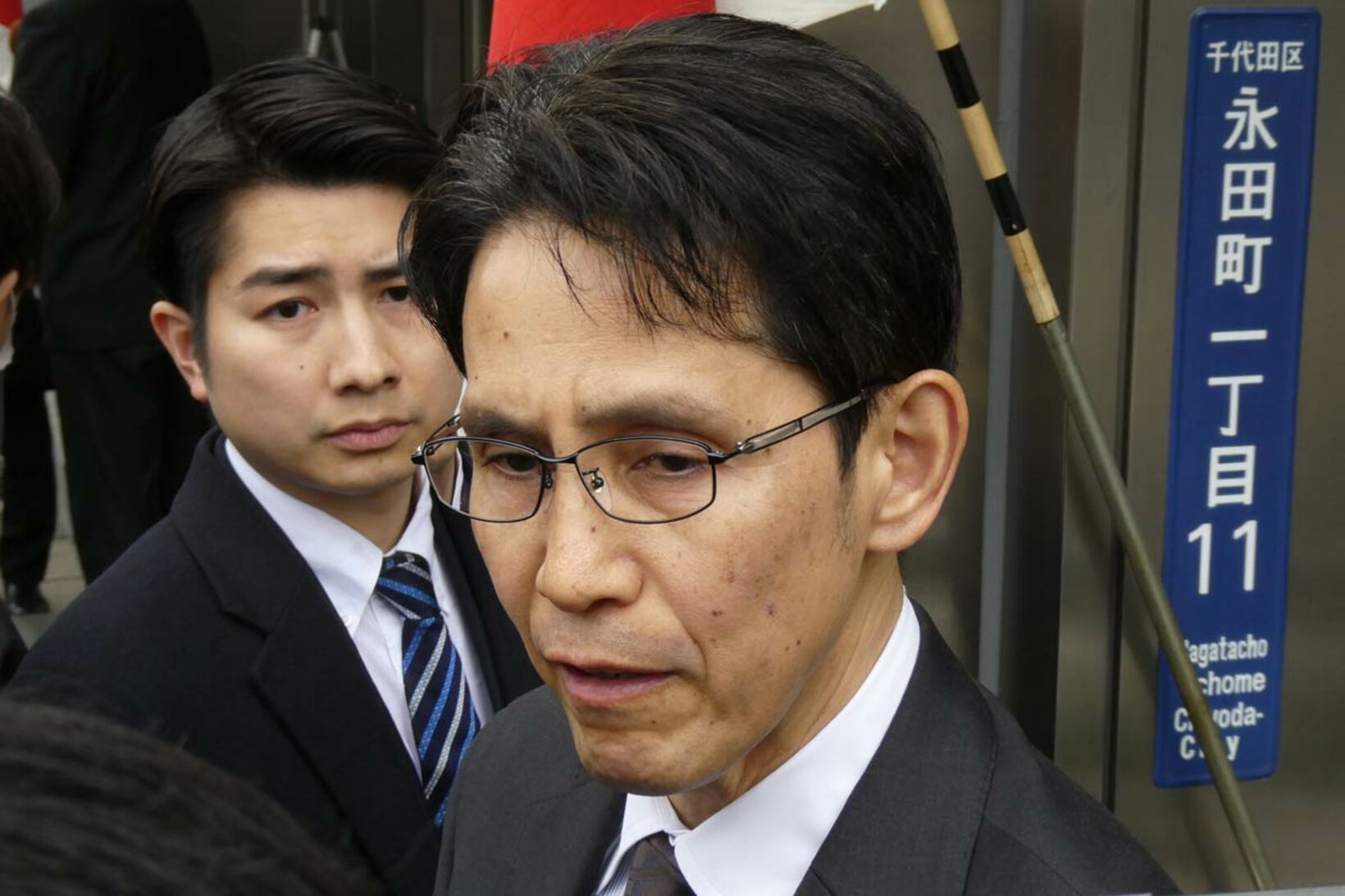 中道改革連合の議員総会後に取材に答える階猛氏