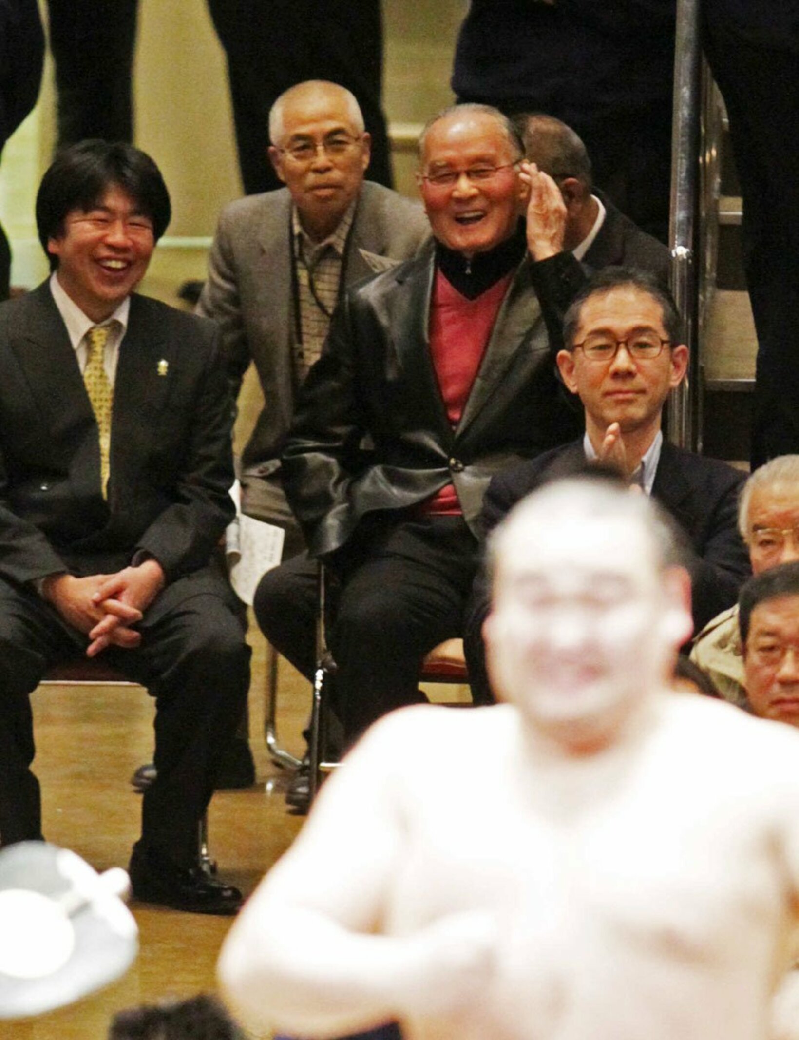 高見盛独特の仕切りパフォーマンスを見る長嶋茂雄さん（２０１１年初場所）