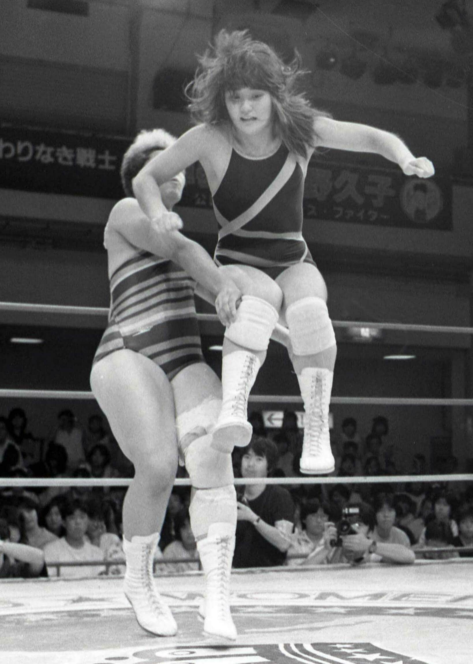 工藤（手前）のヒップアタックはジャガーからのプレゼント（８７年８月）