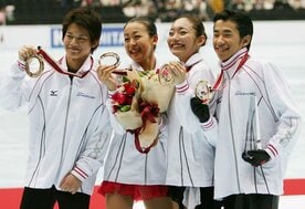  左から小塚崇彦、浅田真央、安藤美姫、織田信成（ジャパンオープン２００７）