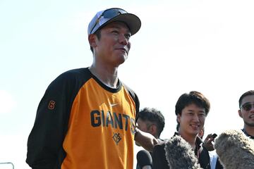 囲み取材に応じた坂本勇人