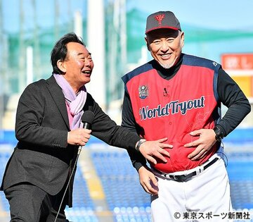  東尾氏（左）におなかをいじられる清原氏