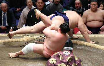 手をつく大の里（奥）と尻もちをつく宇良。同体で取り直しとなった