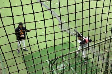秋季キャンプでイ・スンヨプ氏から指導を受ける巨人・浅野翔吾選手