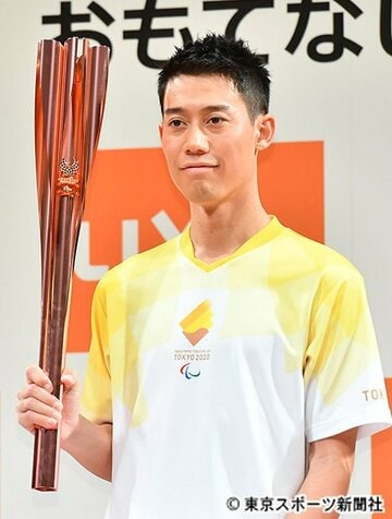  聖火リレーのトーチを手にする錦織圭