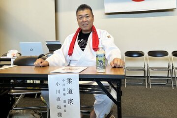 茨城に赴き、柔道着姿で「柔道教室」を見守る小川直也氏