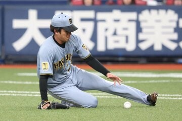 初回、右手首に打球が直撃してしまった阪神・高橋遥人