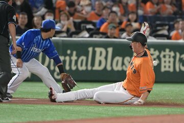 初回、適時三塁打を放った巨人・秋広