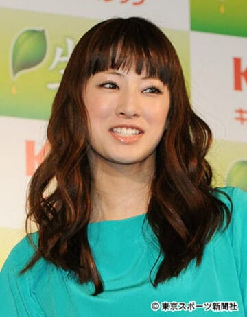 撮影現場でも宝塚の魅力を語っている北川