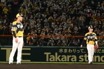 阪神の二遊間を守る木浪（左）と中野