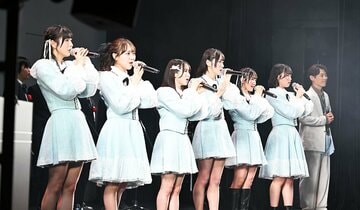 「花は誰のもの？」を歌唱したＳＴＵ４８と横山だいすけ(右)