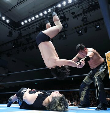 安田優虎（中央）との合体技で高橋裕二郎(下)を攻めるタイチ
