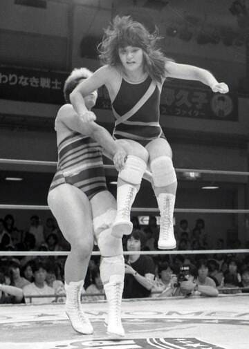 工藤（手前）のヒップアタックはジャガーからのプレゼント（８７年８月）