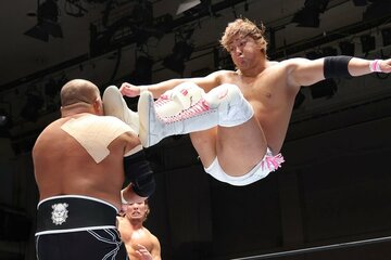 石井智宏にドロップキックを浴びせる海野翔太（右）