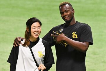 モイネロ（右）と加藤和子さん（提供写真）