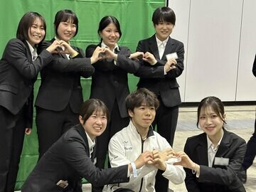 所属先「エームサービス」の入社式で新入社員と写真撮影をする佐藤駿