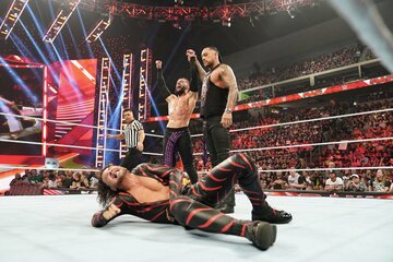 フィン・ベイラー㊧とダミアン・プリースト㊨の連係に敗れた中邑（©2023 WWE, Inc. All Rights Reserved.）