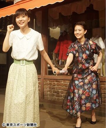 芳根京子（左）にバトンを渡す高畑充希